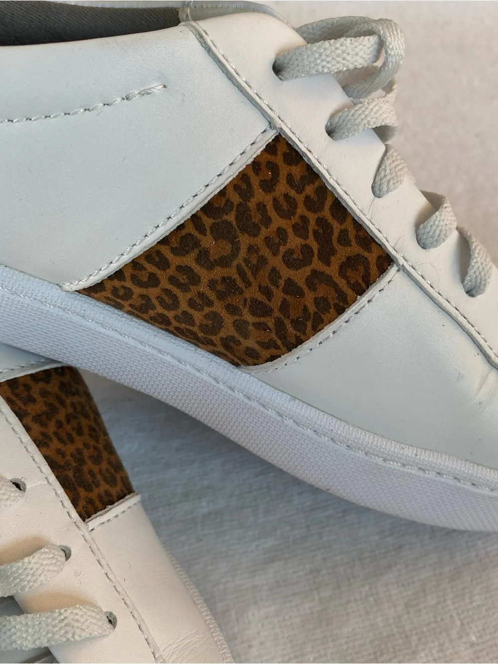 New Clarks Collections Pawley Rilee Leopard  White Leather LaceUp Sneakers Sz 9